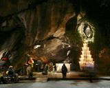 Prière à la grotte de Lourdes