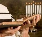 mains-tenant-un-livre-de-prieres-juif-portant-un-chale-de-priere